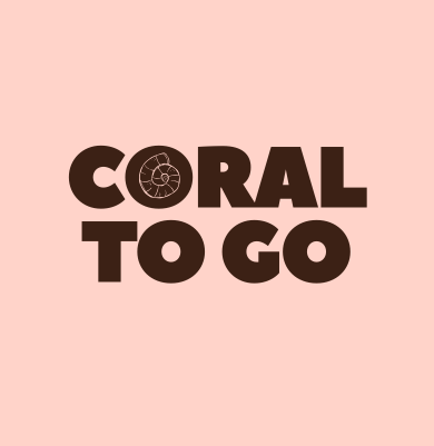 Logo z napisem „CORAL TO GO” na beżowym tle – minimalistyczny projekt brandingowy zaprojektowany przez Patie Projektuje. Przykład nowoczesnej identyfikacji wizualnej marki.