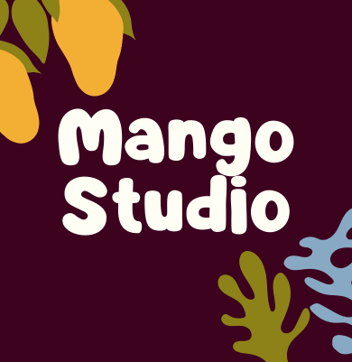 Logo Mango Studio z białym napisem na ciemnym tle, ozdobione żółtymi owocami mango i organicznymi kształtami – projekt brandingowy autorstwa Patie Projektuje, w stylu nowoczesno-tropikalnym.
